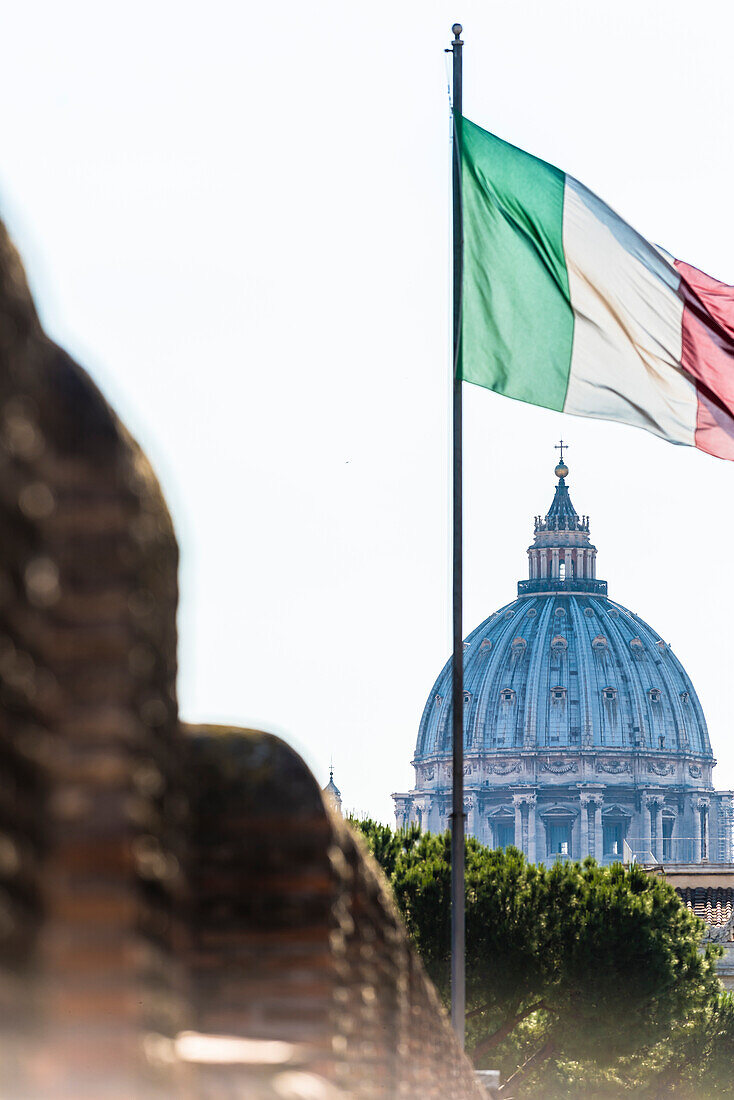 Der Petersdom Basilica di San Pietro mit der wehenden Nationalflagge, Rom, Latium, Italien