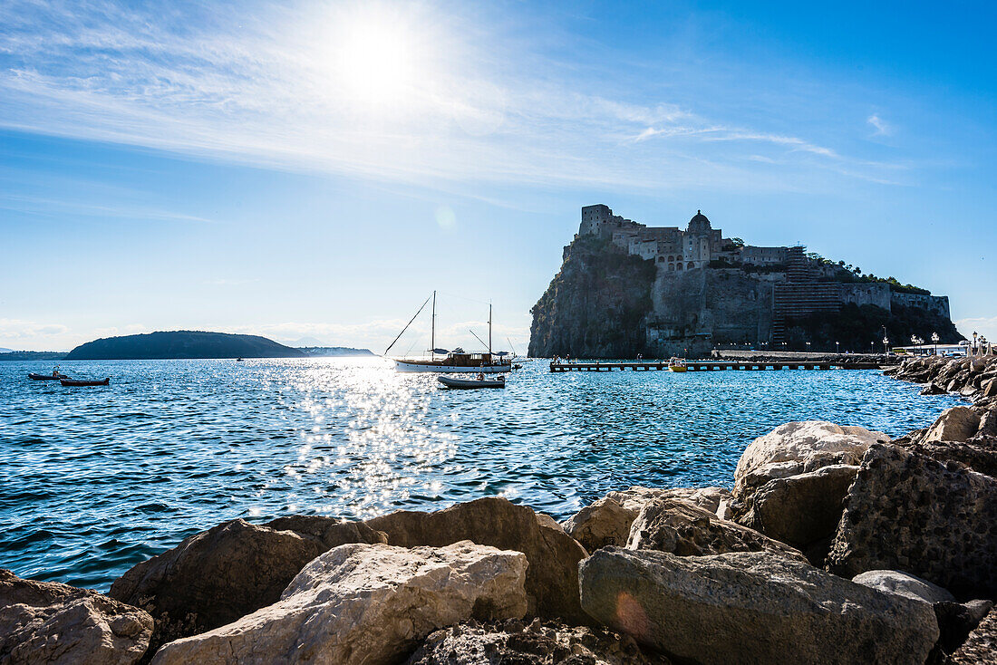 Die Festung Castello Aragonese auf einer Felseninsel in Ischia Ponte, Ischia, Golf von Neapel, Kampanien, Italien