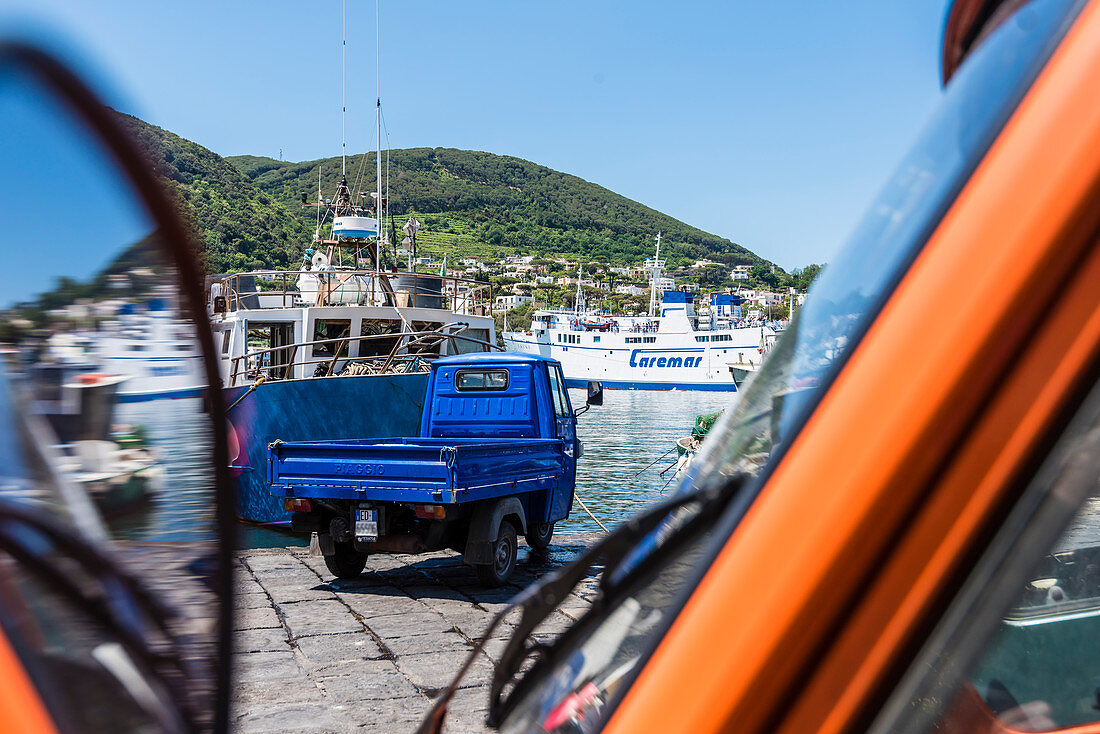 Typischer Piaggio Kleintransporter und Schiffe im Hafen von Ischia Porto, Ischia, Golf von Neapel, Kampanien, Italien