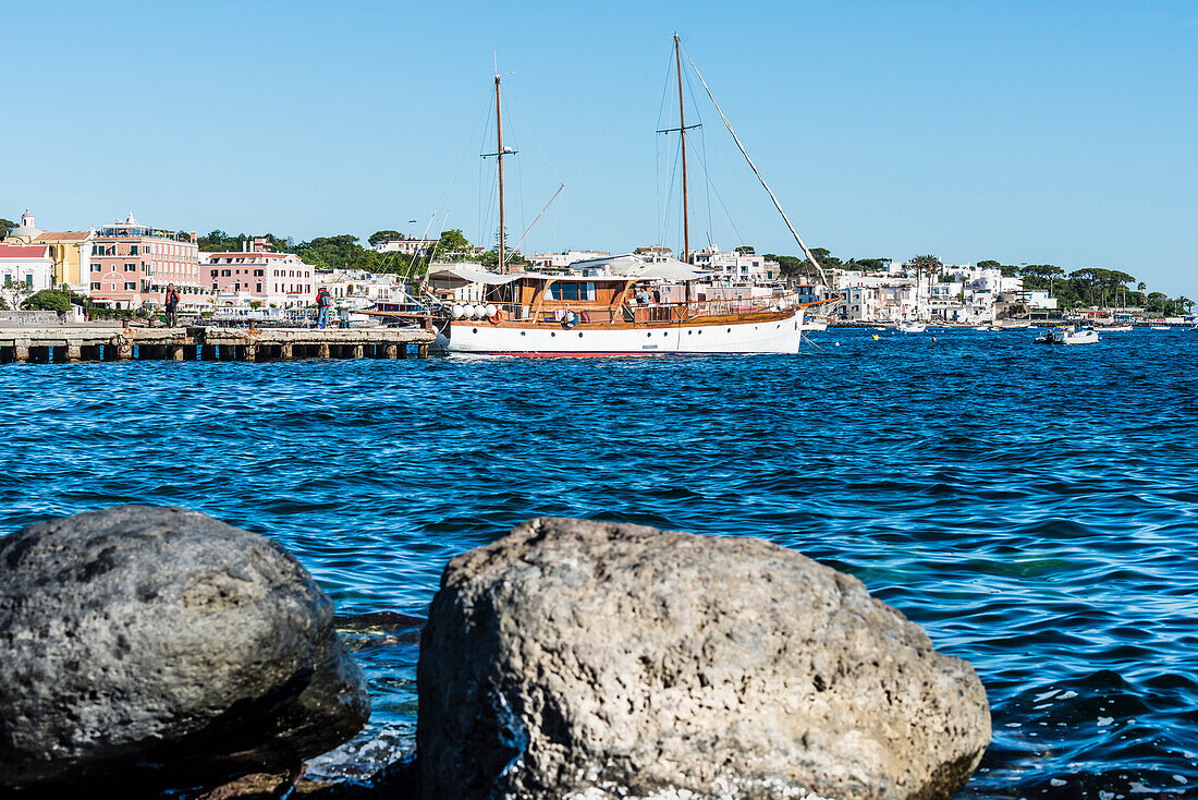 Blick auf Ischia Ponte im Osten der Insel, Ischia, Golf von Neapel, Kampanien, Italien