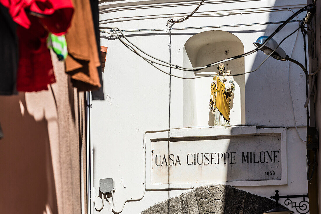 Eine Gasse in der Altstadt mit Heiligenfigur, Forio, Ischia, Golf von Neapel, Kampanien, Italien