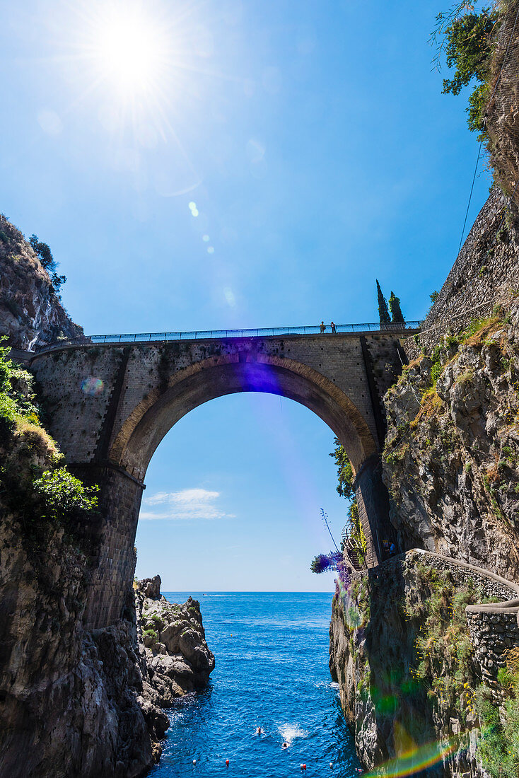 Die Brücke über die berühmte Sehenswürdigkeit den Fjord, Furore, Amalfiküste, Kampanien, Italien