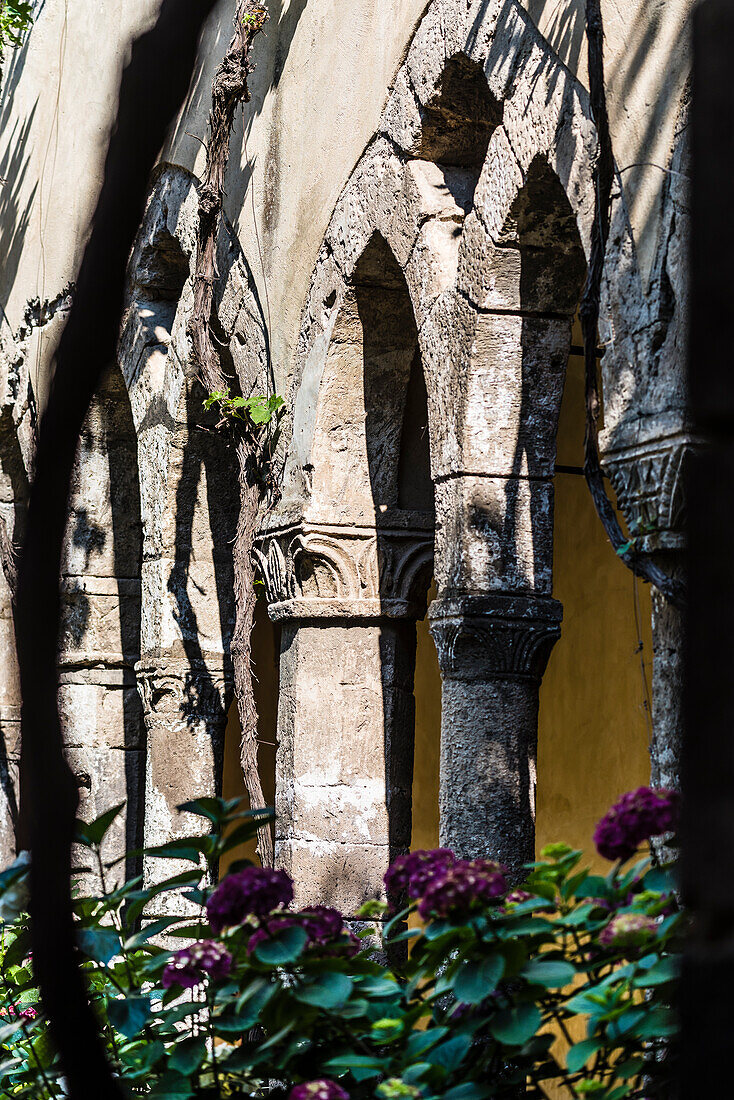 Der Innenhof der St.Francis Kirche und des Konvent, Sorrento, Golf von Neapel, Kampanien, Italien