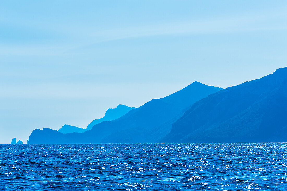 Blick auf die Steilküste zwischen Amalfi und Positano, Amalfiküste, Kampanien, Italien
