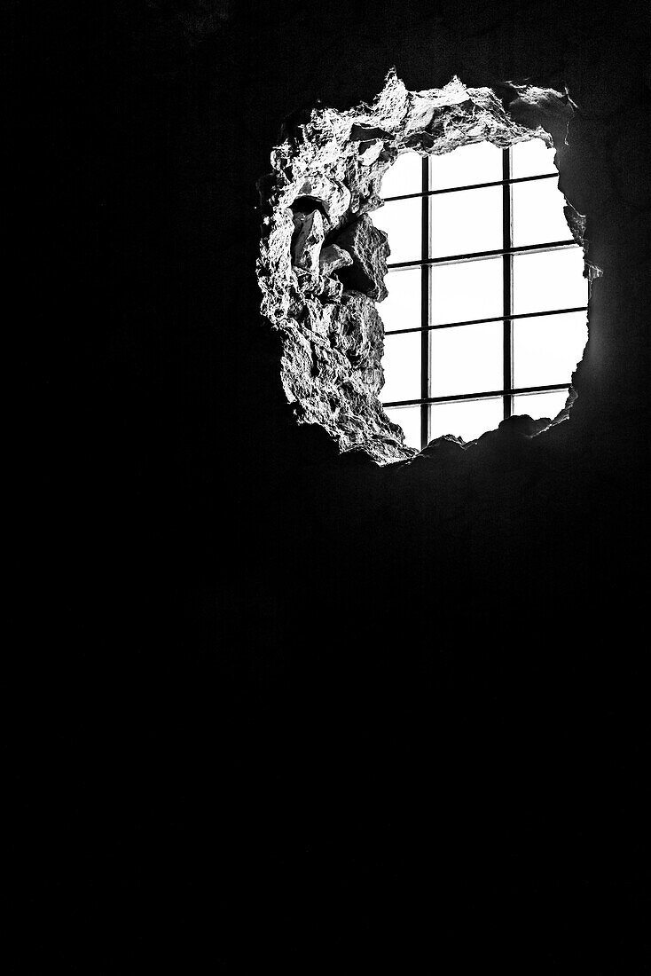 Schwarz-Weiß Aufnahme eines Innenraumes mit vergittertem Durchbruch als Fenster, Pompeji, Golf von Neapel, Kampanien, Italien