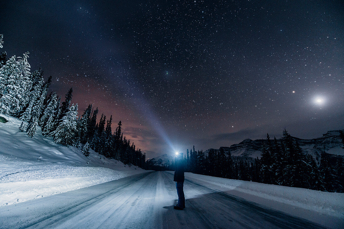Mann auf der Straße bei Nacht, Icefields Parkway, Banff National Park, Jasper Nationalpark, Alberta, Kanada, Nordamerika