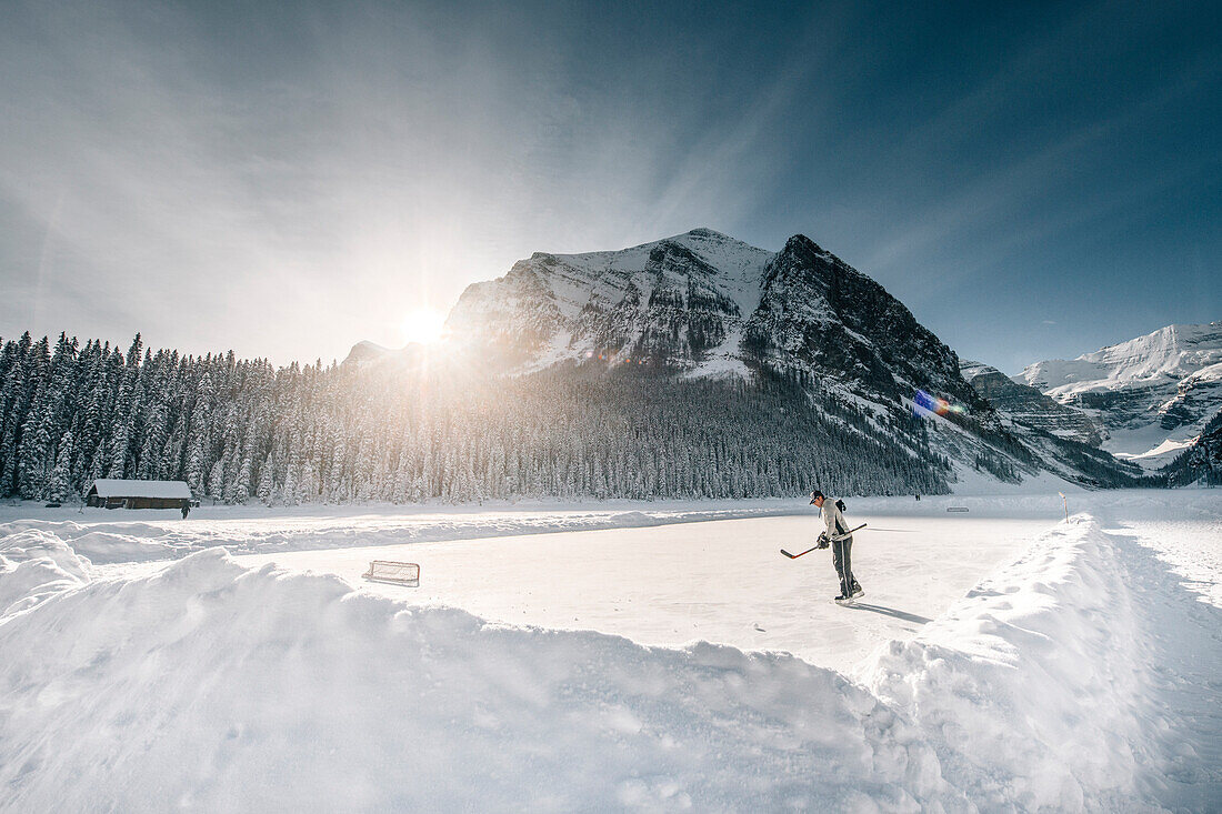 mann spielt eishockey auf dem lake louise, Bow Tal, Banff National Park, Alberta, Kanada, Nordamerika