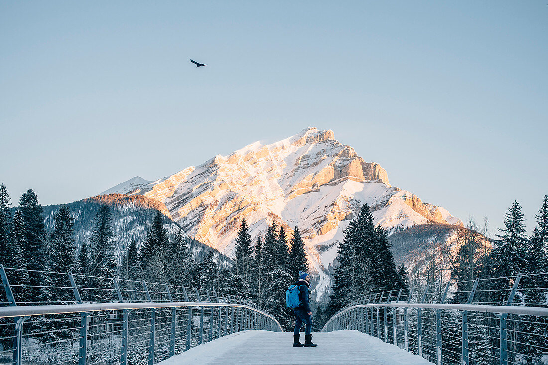 Mann auf einer Brücke, Banff, Banff National Park, Alberta, Winter, Schnee, Berge, Kanada, Nordamerika