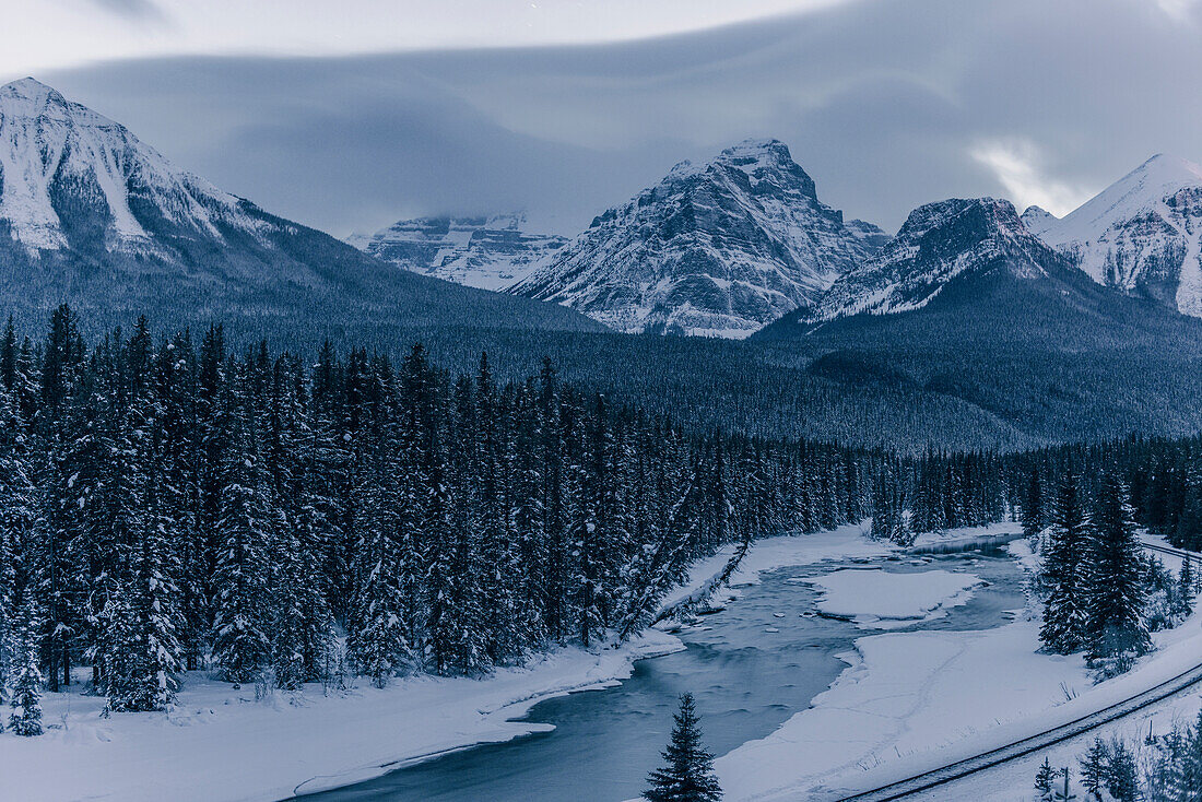 Die Morant´s Curve, Banff Town, Bow Tal, Banff National Park, Alberta, Kanada, Nordamerika