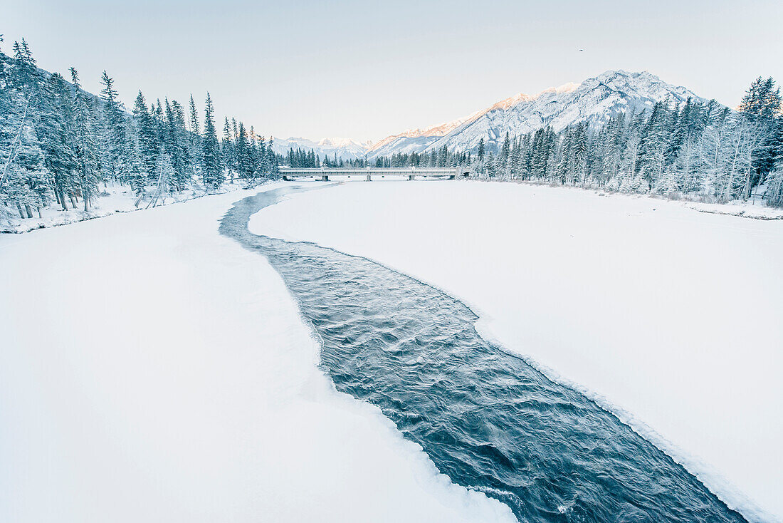 Bow River im Winter, Banff Town, Banff National Park, Rocky Mountains, Alberta, Kanada, Nordamerika