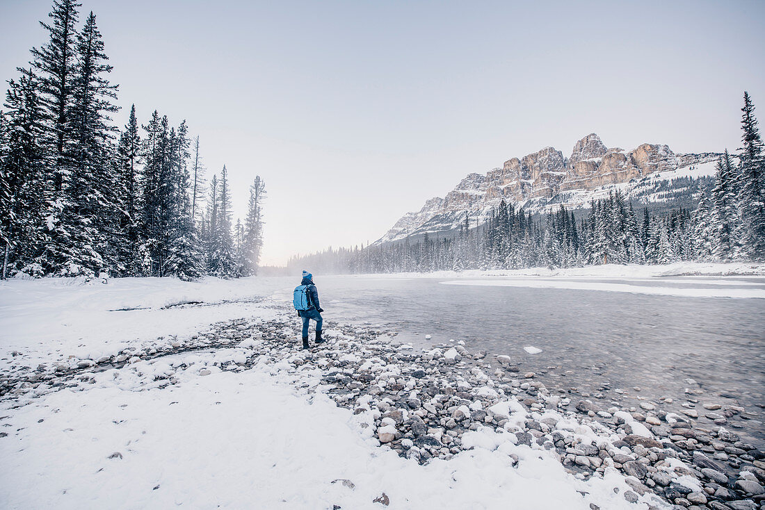 Mann am Bow River, Castle Junction, Banff Town, Bow Tal, Banff National Park, Alberta, Kanada, Nordamerika