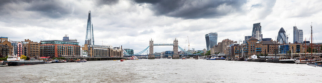 Panorama von London gesehen von der Themse mit der Scherbe, Tower Bridge und der Stadt, London, England, Vereinigtes Königreich, Europa