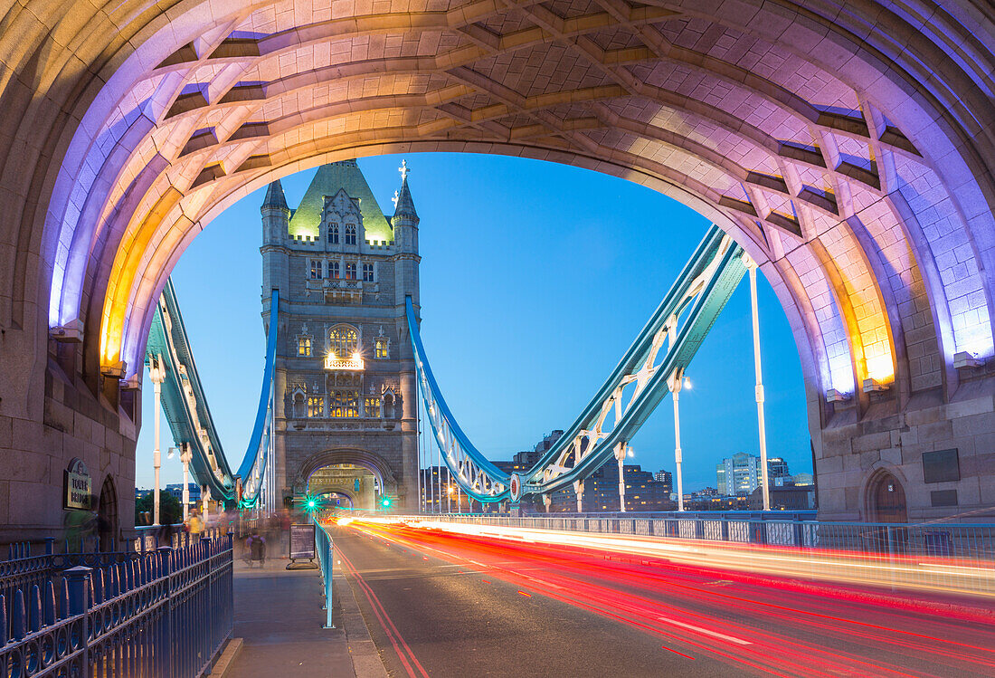 Blick auf North Tower Tower Bridge und Auto Trail Lichter in der Dämmerung, London, England, Vereinigtes Königreich, Europa