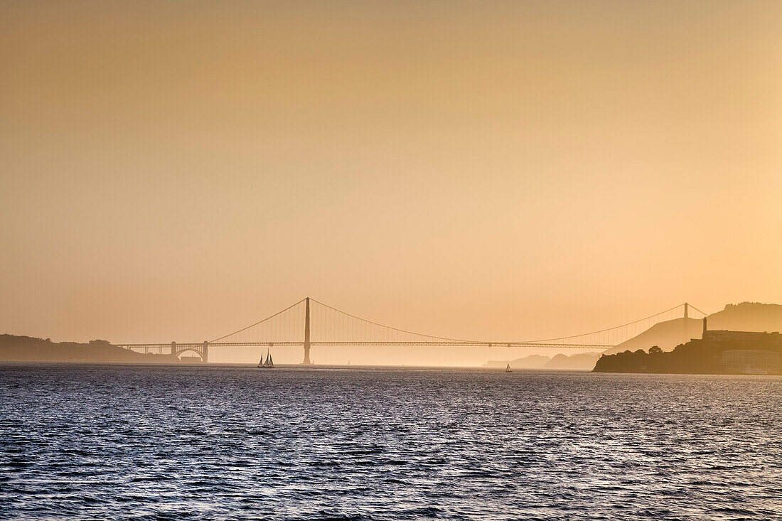 Golden Gate Bridge bei Sonnenuntergang, San Francisco, Kalifornien, USA