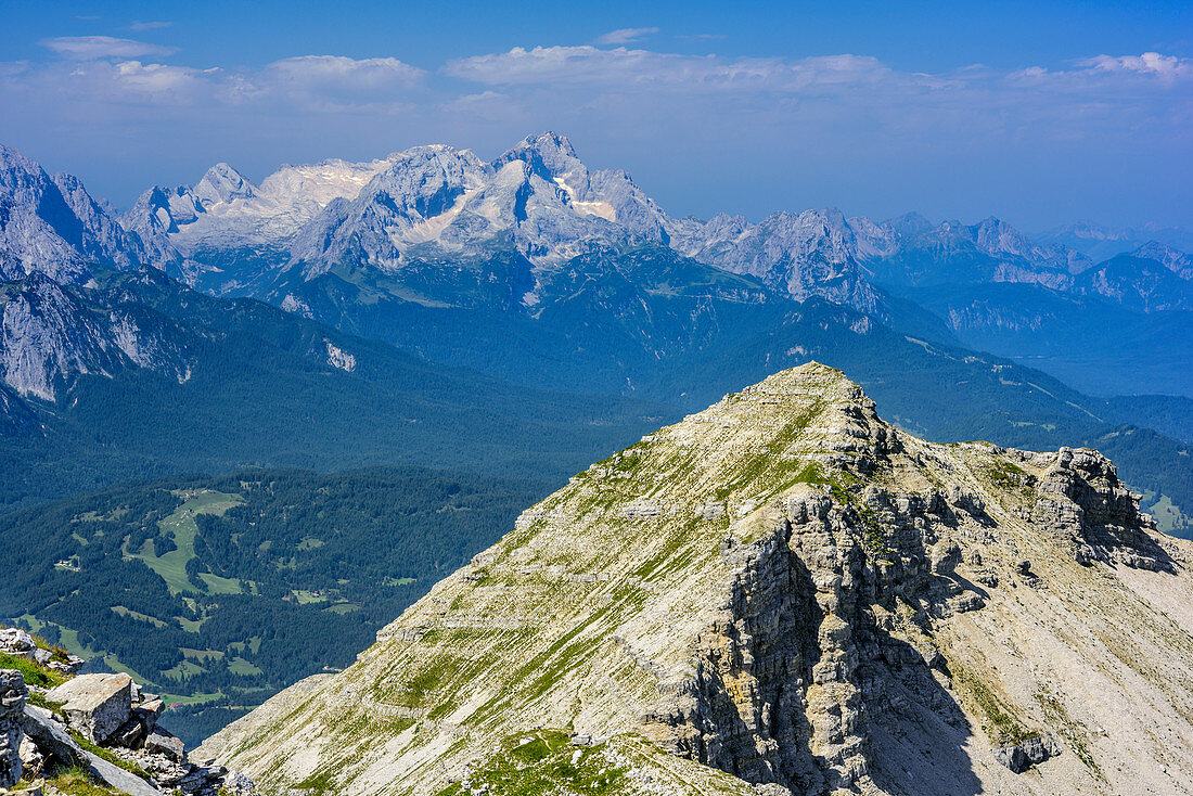 Reissende Lahnspitze with Wetterstein range with Alpspitze and Zugspitze in background, Soiernspitze, Karwendel range, Upper Bavaria, Bavaria, Germany