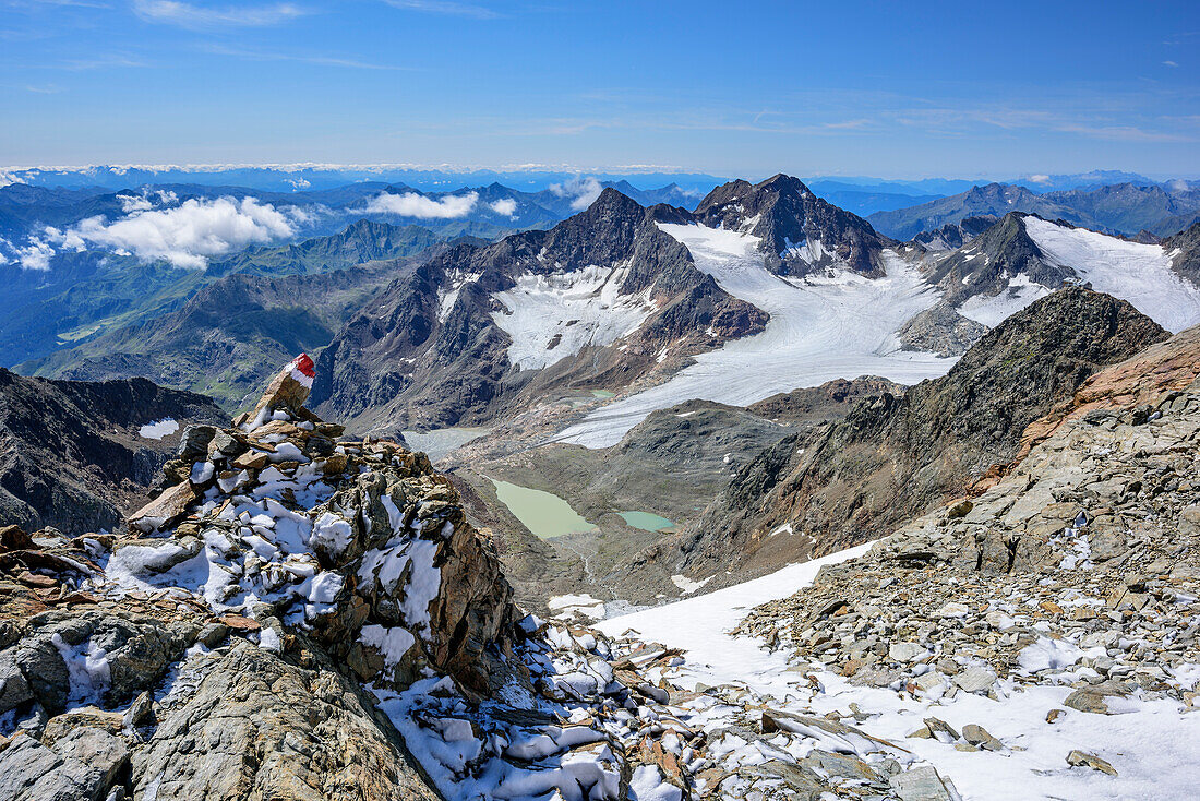 Wegmarkierung im Aufstieg zum Wilden Freiger, Botzer im Hintergrund, Wilder Freiger, Stubaier Alpen, Tirol, Österreich