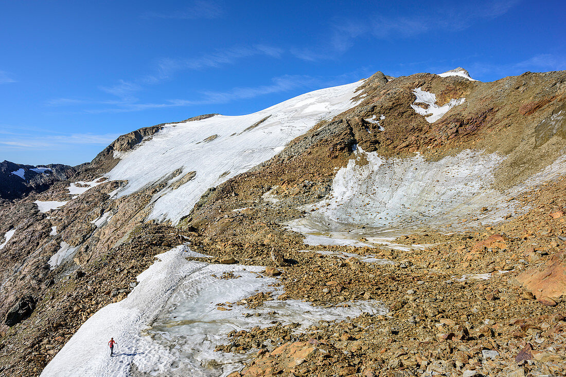 Frau beim Wandern steigt über Firn zum Wilden Freiger auf, Wilder Freiger, Stubaier Alpen, Tirol, Österreich