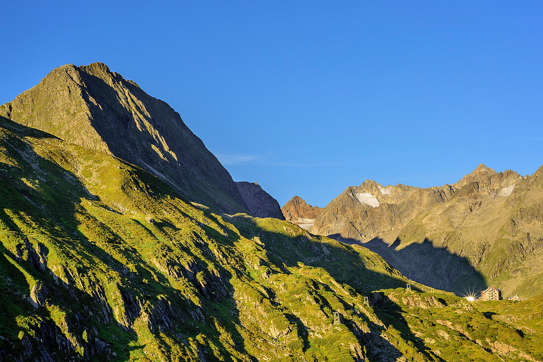 Vordere Sommerwand with hut Franz Senn-Huette, valley Alpeiner Tal, Stubai Alps, Tyrol, Austria