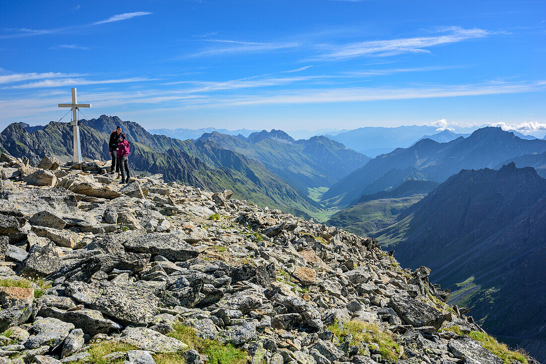Zwei Personen stehen am Gipfel des Aperen Turm, Aperer Turm, Stubaier Alpen, Tirol, Österreich