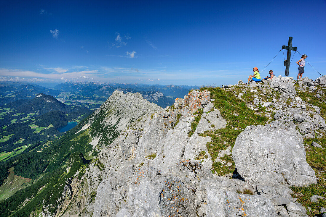 Drei Personen machen am Gipfel des Sonneck Pause, Sonneck, Kaisergebirge, Tirol, Österreich