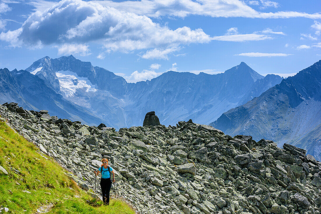 Frau wandert am Tauern-Höhenweg, Hochalmspitze im Hintergrund, Tauern-Höhenweg, Hohe Tauern, Salzburg, Österreich