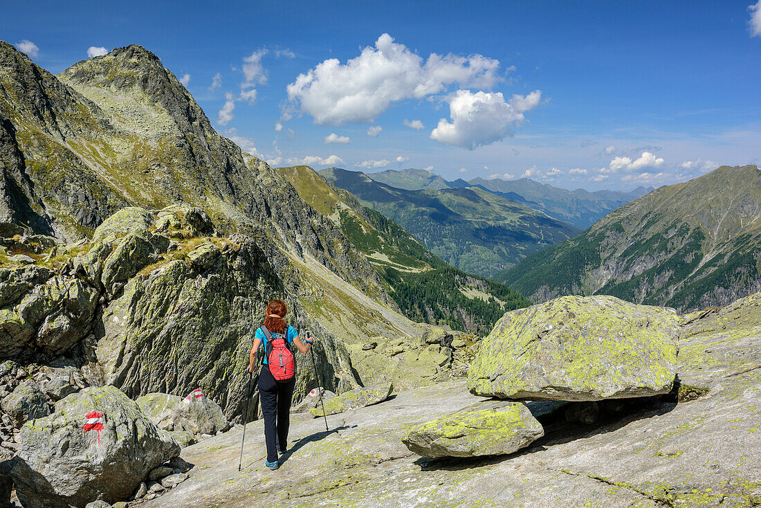 Frau beim Wandern steigt von Korntauern ab nach Böckstein, Korntauern, Tauern-Höhenweg, Hohe Tauern, Salzburg, Österreich