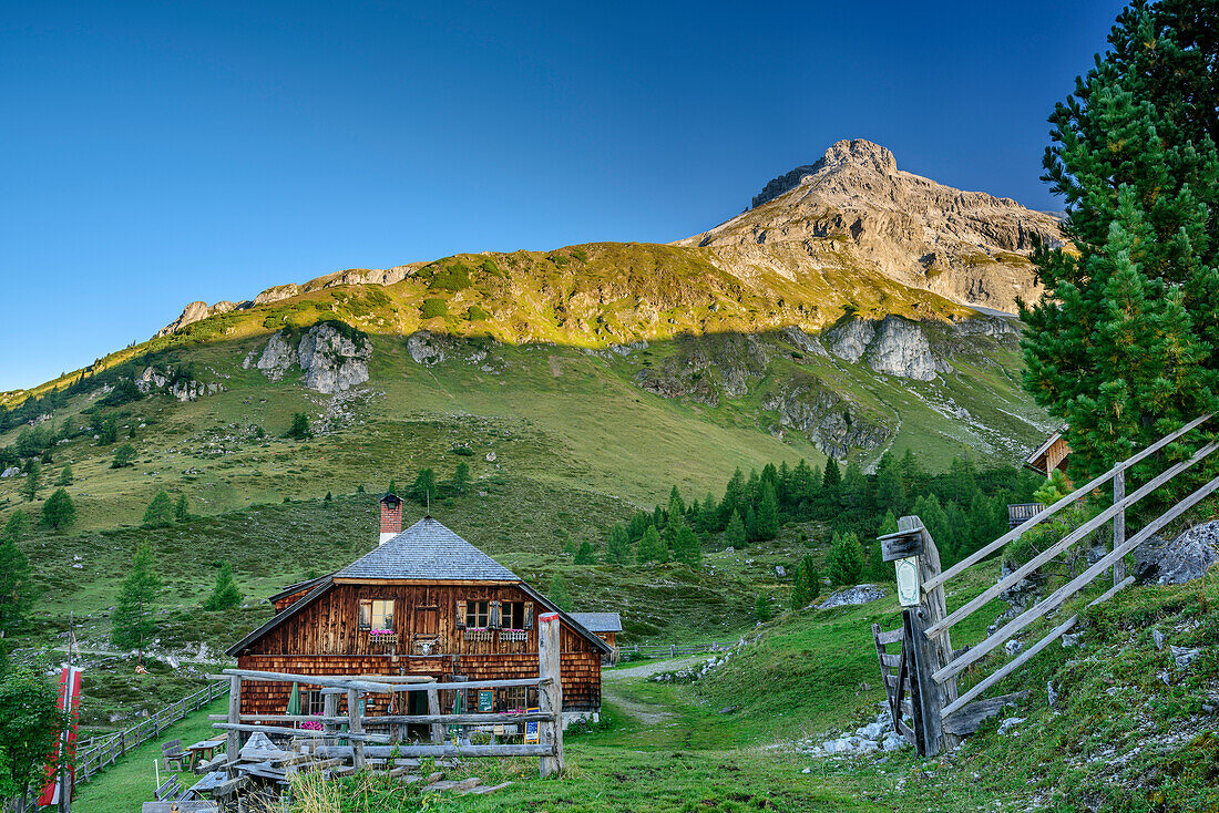 Hut Jakoberalm with Grosses Mosermandl, valley Riedingtal, Radstadt Tauern, Lower Tauern, Carinthia, Austria