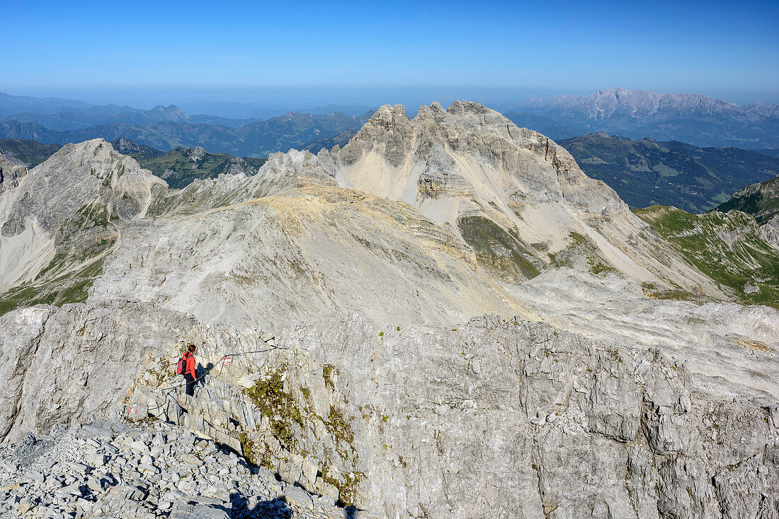 Frau beim Wandern steigt vom Großen Mosermandl ab, Faulkogel im Hintergrund, Großes Mosermandl, Riedingtal, Radstädter Tauern, Niedere Tauern, Kärnten, Österreich