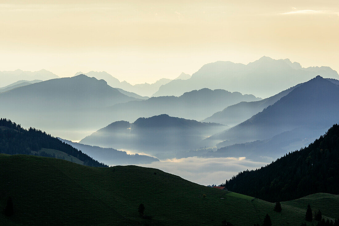 Wolkenstimmung mit Berchtesgadener Alpen und Loferer Steinberge im Hintergrund, vom Wildalpjoch, Sudelfeld, Mangfallgebirge, Bayerische Alpen, Oberbayern, Bayern, Deutschland