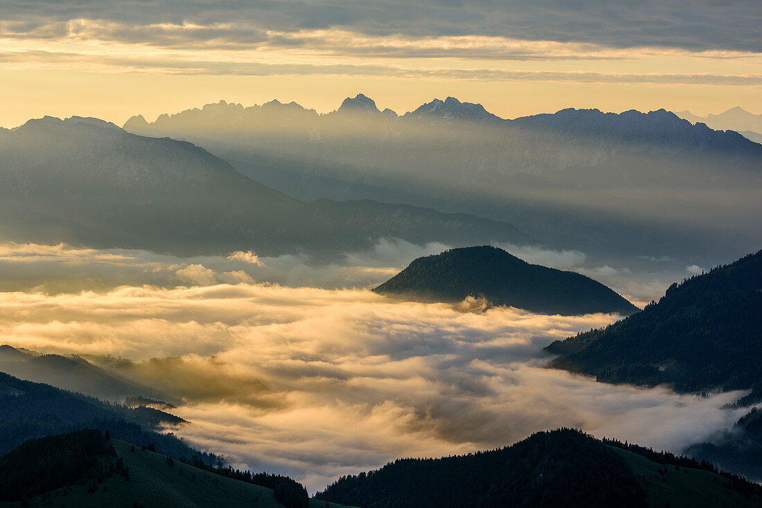 Wolkenstimmung mit Kaisergebirge im Hintergrund, vom Wildalpjoch, Sudelfeld, Mangfallgebirge, Bayerische Alpen, Oberbayern, Bayern, Deutschland