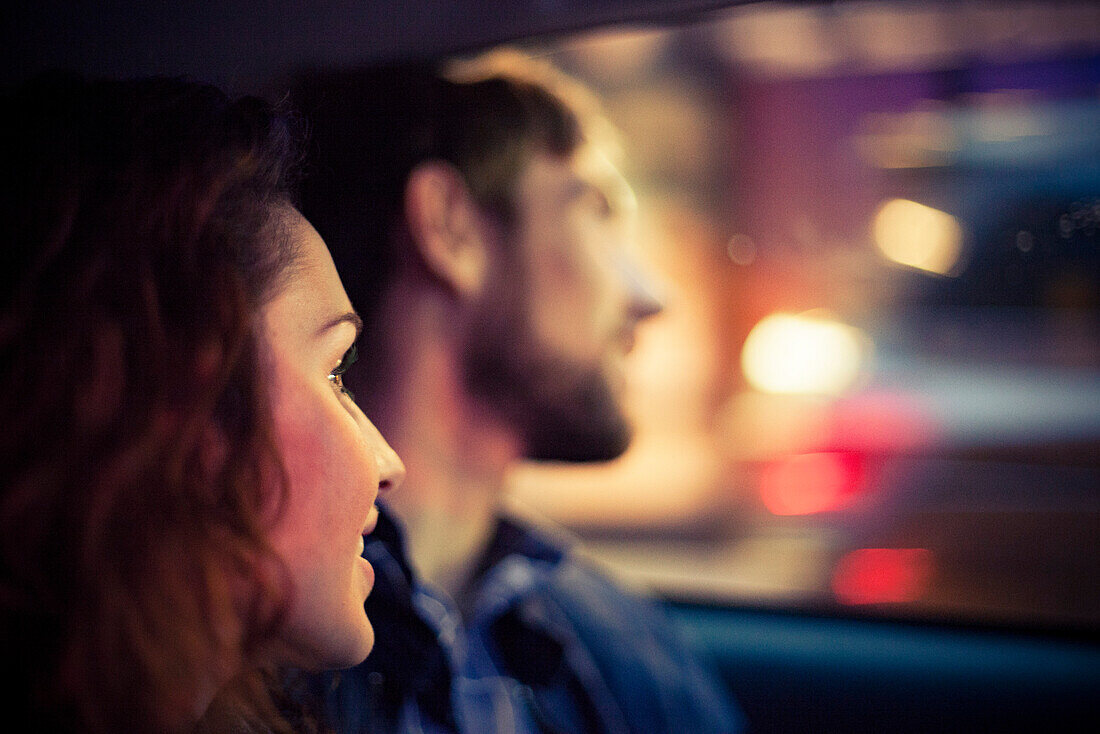 Paar sucht Auto Fenster in der Nacht