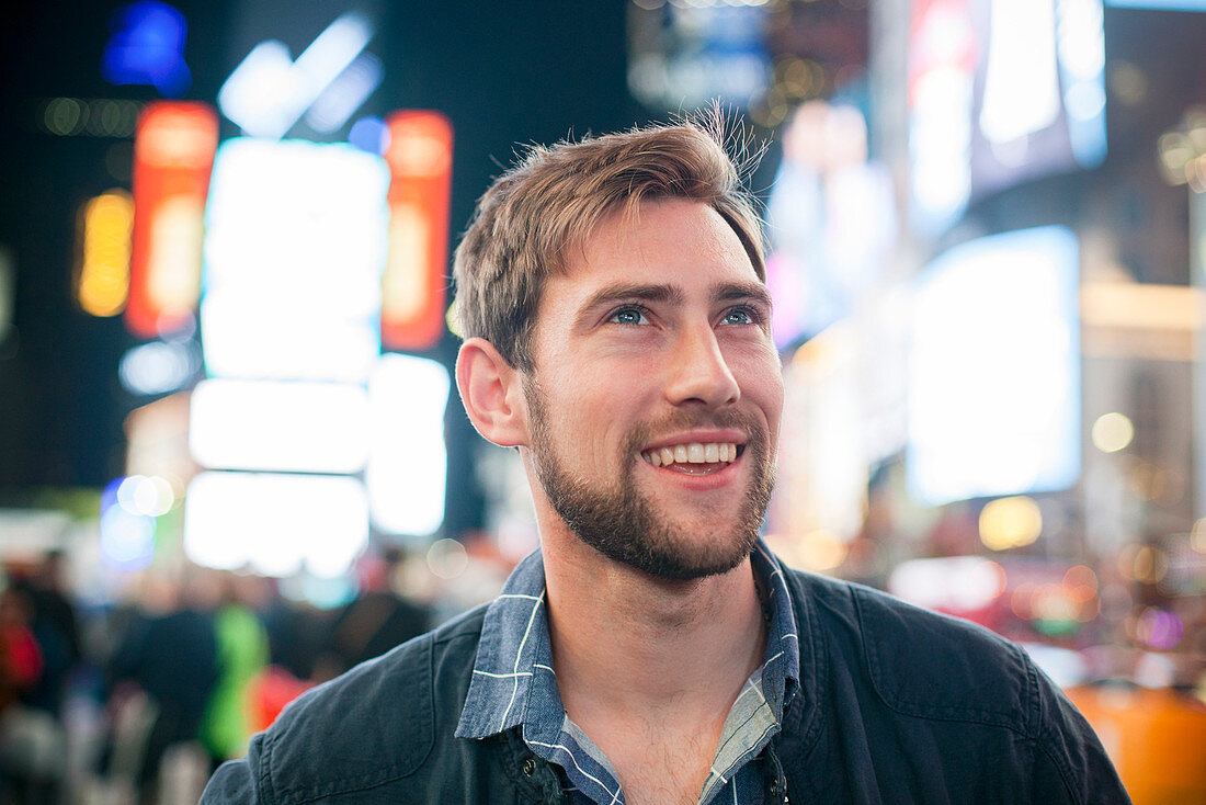 Junger Mann erstaunt über seine Umgebung, Times Square, New York City, New York, USA