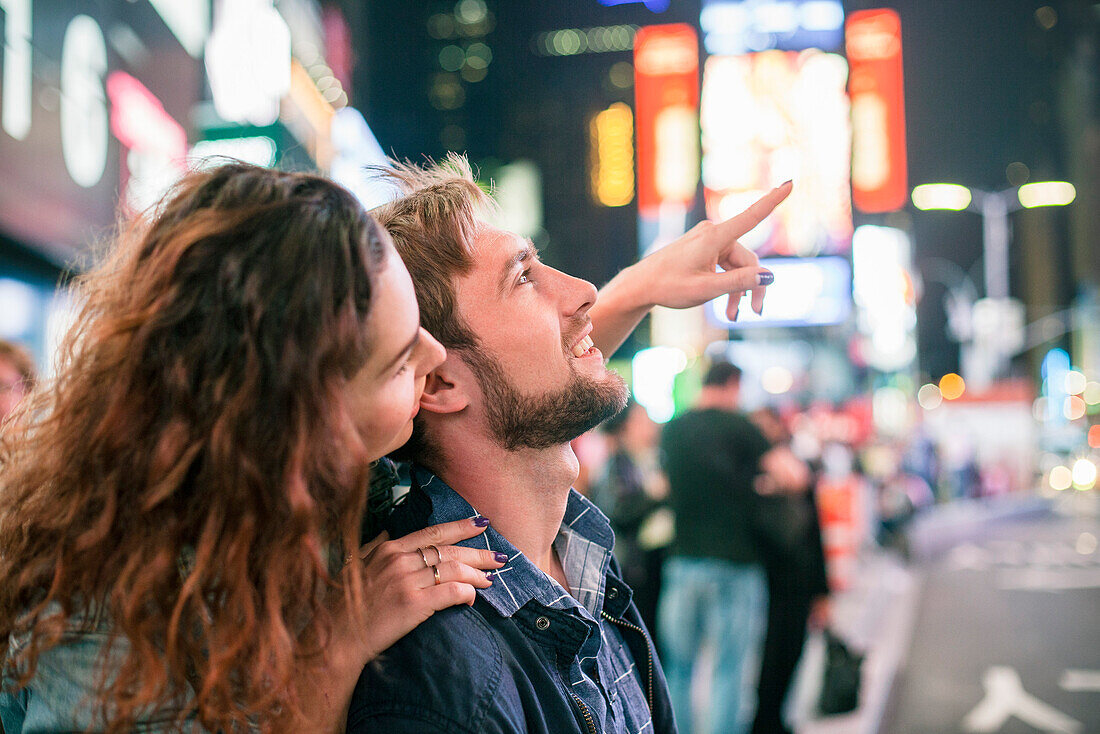 Junge Paare, die am Times Square, New York City, New York, USA besichtigen