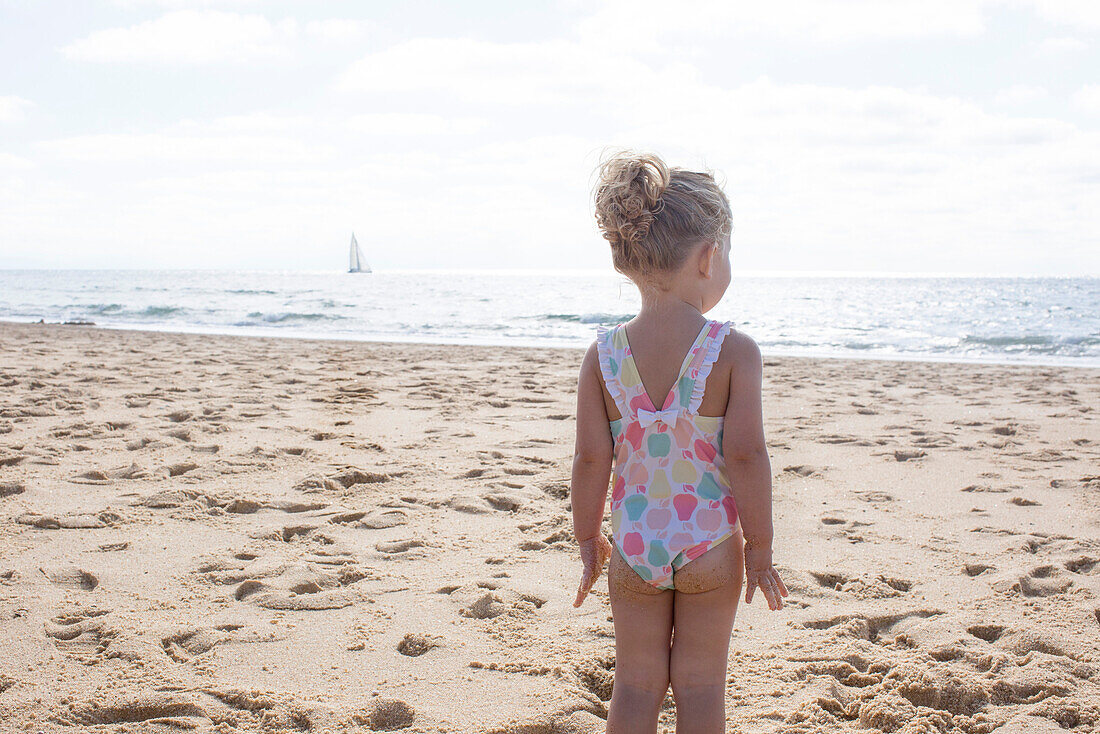 Kleines Mädchen starrt auf das Meer