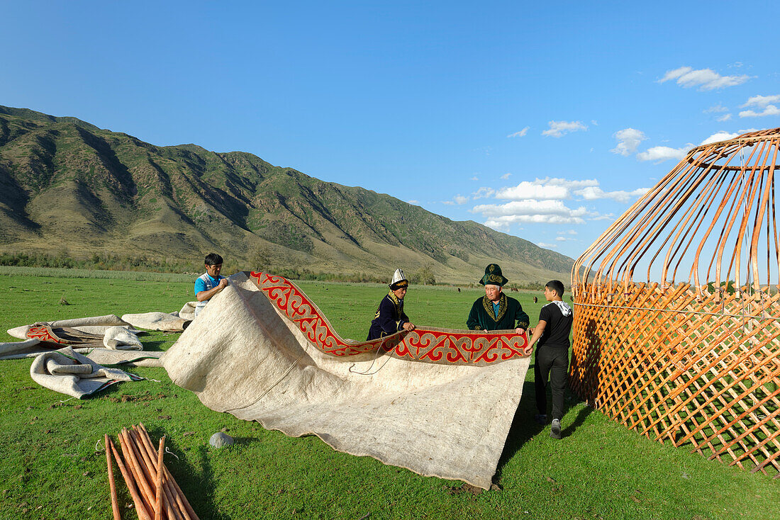 Kasachische Männer bauen eine Jurte auf, Sati-Dorf, Tien-Shan-Gebirge, Kasachstan, Zentralasien, Asien