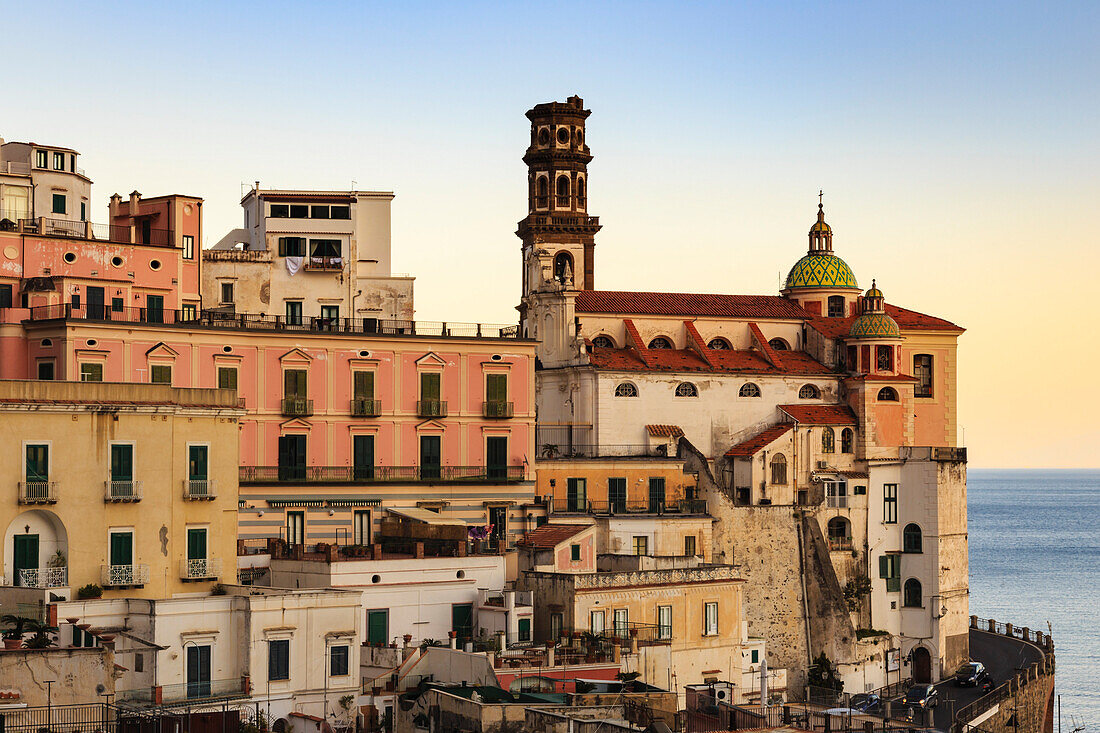 Kirche Santa Maria Maddalena, warmes Licht vor Sonnenuntergang, Atrani, Amalfiküste, UNESCO Weltkulturerbe, Kampanien, Italien, Europa