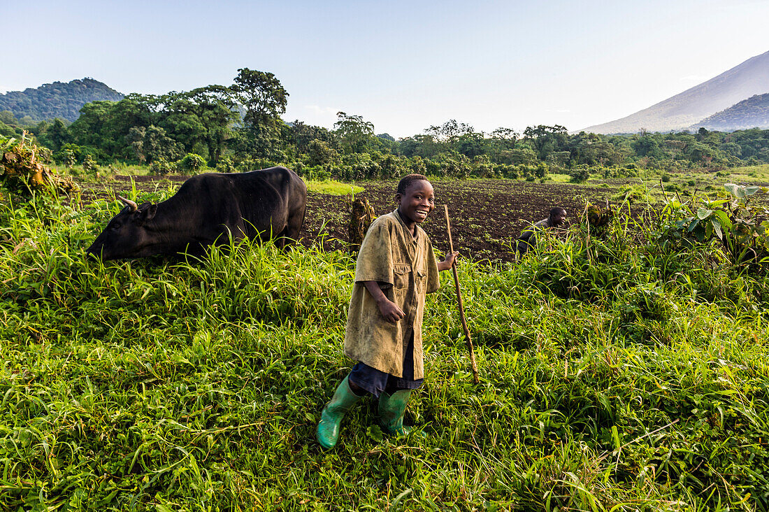 Glücklicher junger Landwirtschaftsjunge, Virunga Nationalpark, Demokratische Republik Kongo, Afrika