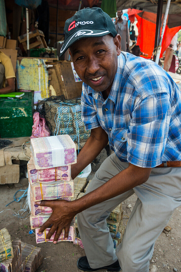 Money changer in the market of Hargeisa, Somaliland, Somalia, Africa