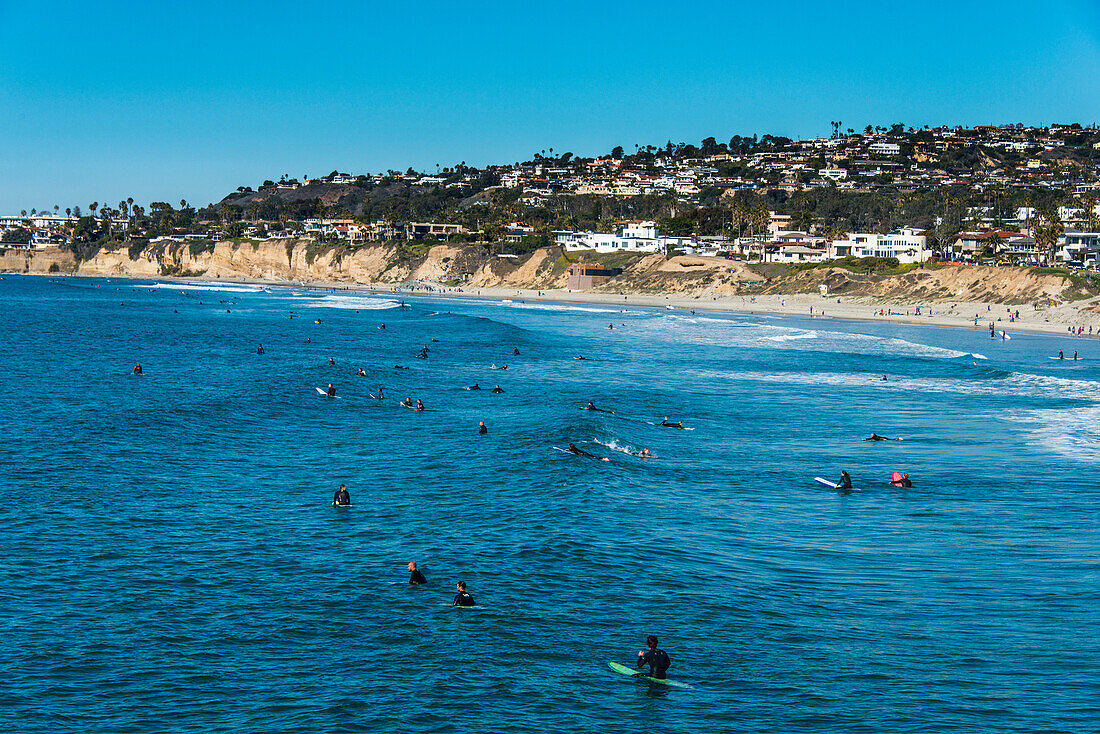 Surfer warten in den Gewässern von La Jolla auf die nächste große Welle, Kalifornien, Vereinigte Staaten von Amerika, Nordamerika
