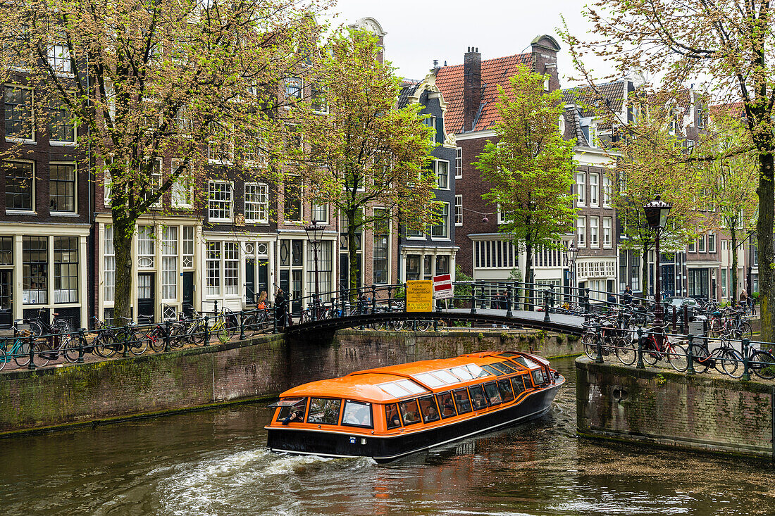 Kanalboot unter einer Brücke über Brouwersgracht, Amsterdam, Niederlande, Europa
