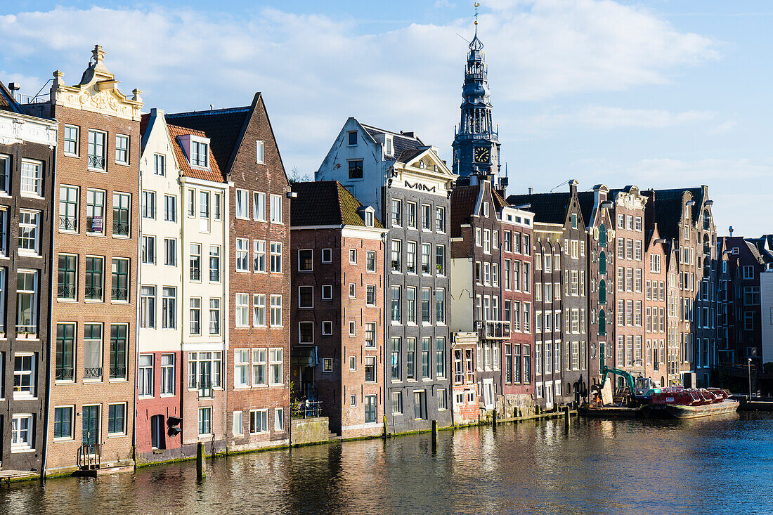Alte Giebelhäuser in der Nähe von Damrak, Amsterdam, Niederlande, Europa