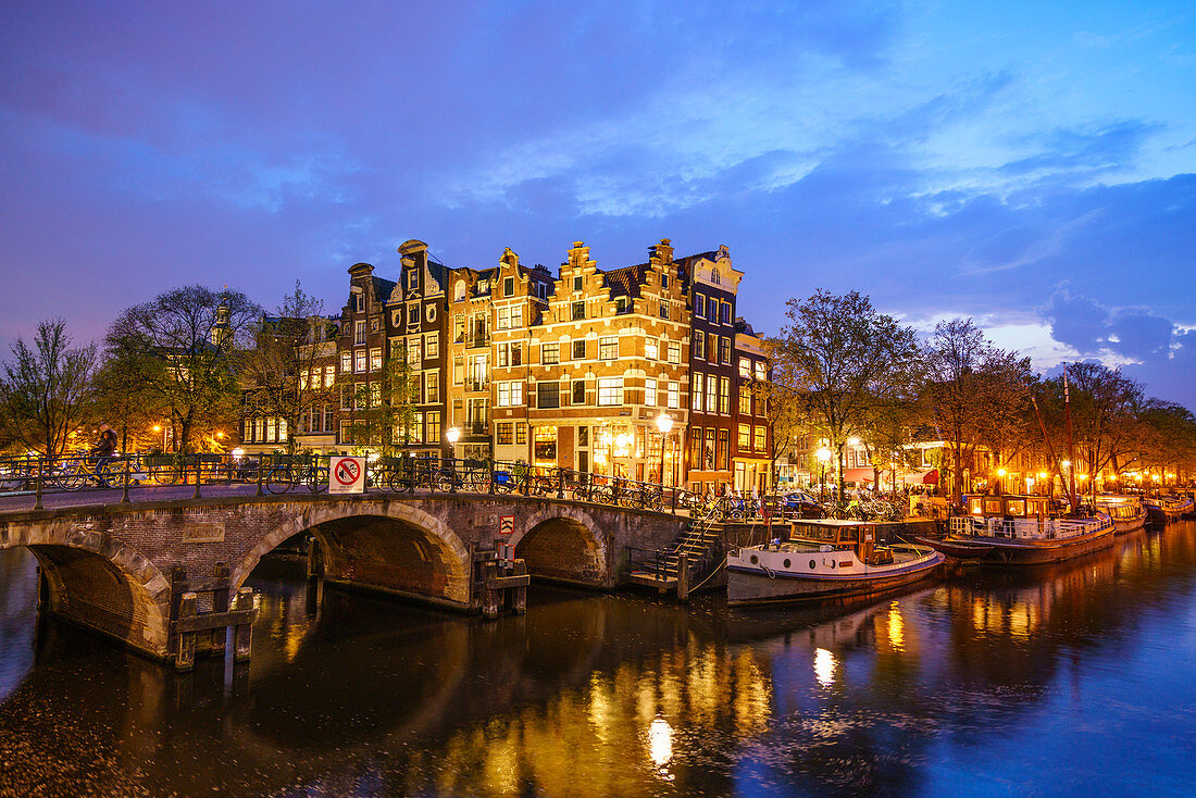 Kanalszene in der Nacht, Amsterdam, Niederlande, Europa