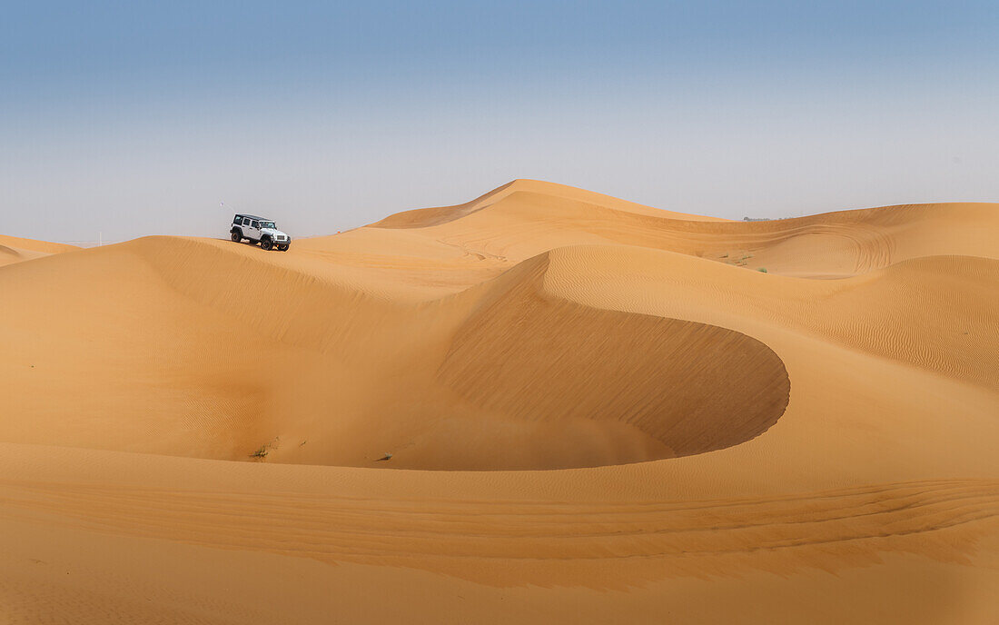 Offroad-Fahrzeug auf Sanddünen in der Nähe von Dubai, Vereinigte Arabische Emirate, im Nahen Osten