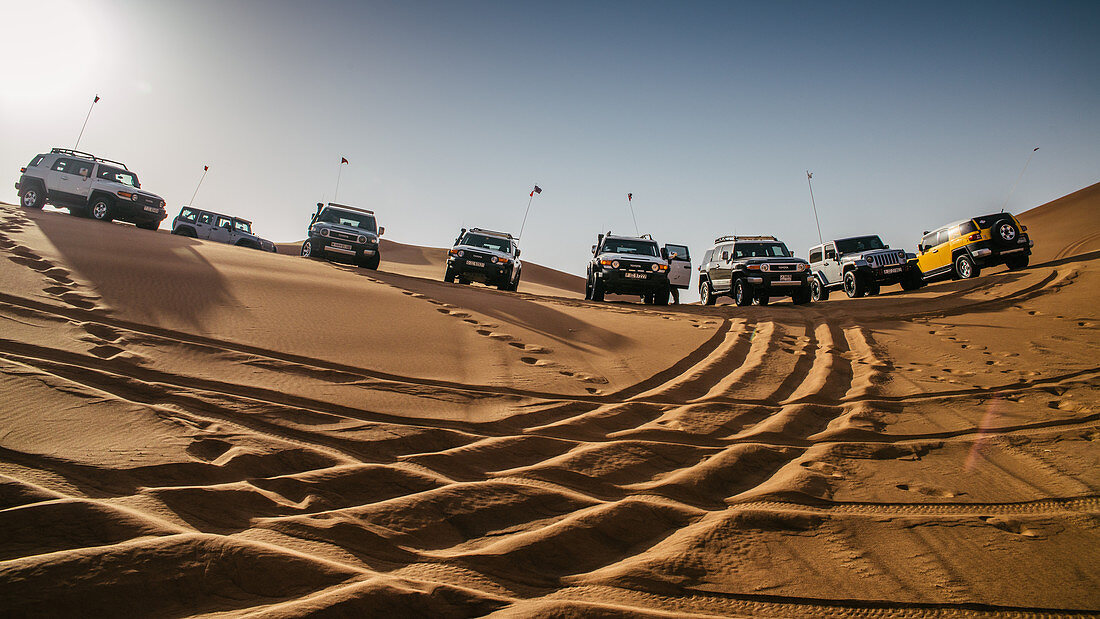 Off-Road-Fahrzeuge auf Sanddünen in der Nähe von Dubai, Vereinigte Arabische Emirate, im Nahen Osten