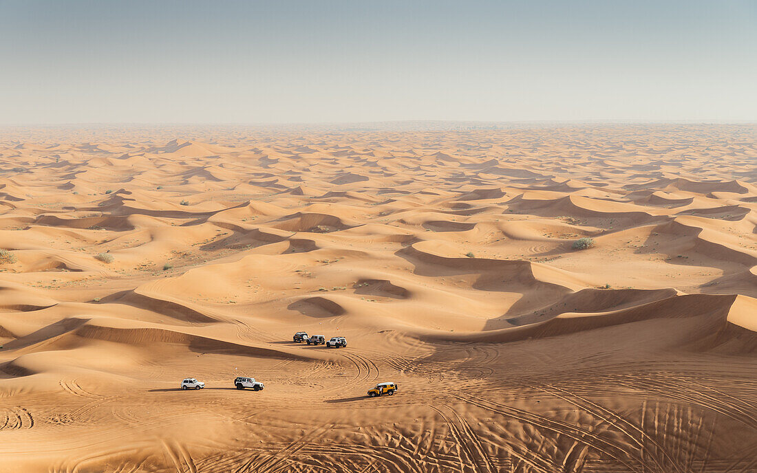 Offroad-Fahrzeuge auf Sanddünen in der Nähe von Dubai, Vereinigte Arabische Emirate, Nahost