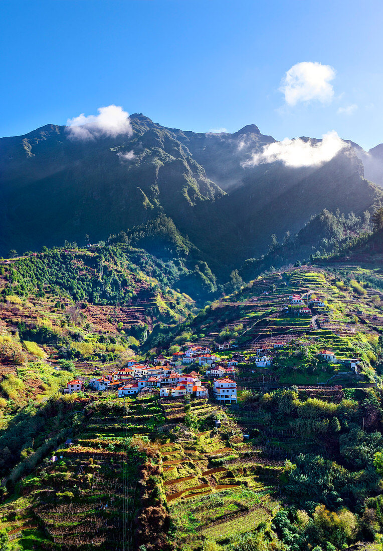 Erhöhte Ansicht von Dorf und Baum bedeckt Hügel und Berge in der Nähe von Ponta Delgada, Madeira, Portugal, Atlantik, Europa