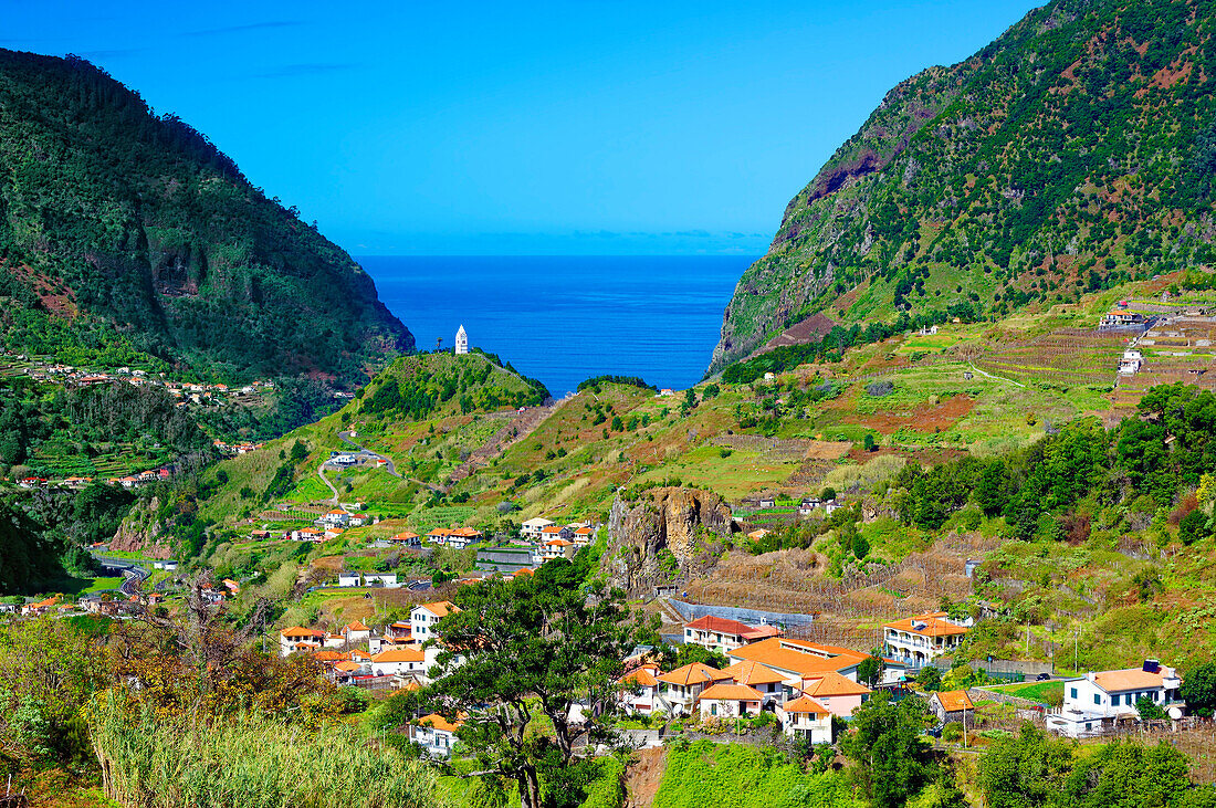 Ein weiter Blick auf die Turmkapelle, Capela de Nossa Senhora de Fatima, mit Blick auf Sao Vicente und den Atlantischen Ozean, Madeira, Portugal, Atlantik, Europa