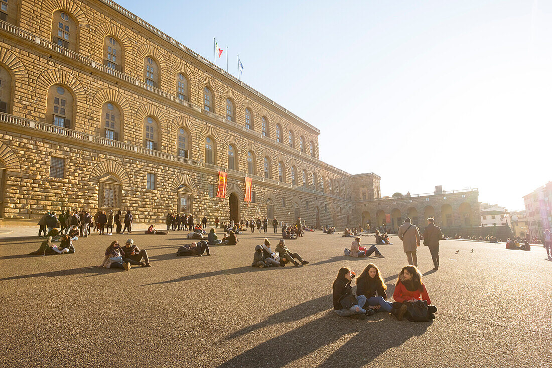 Menschen in Piazza Pitti, Florenz, Toskana, Italien, Europa