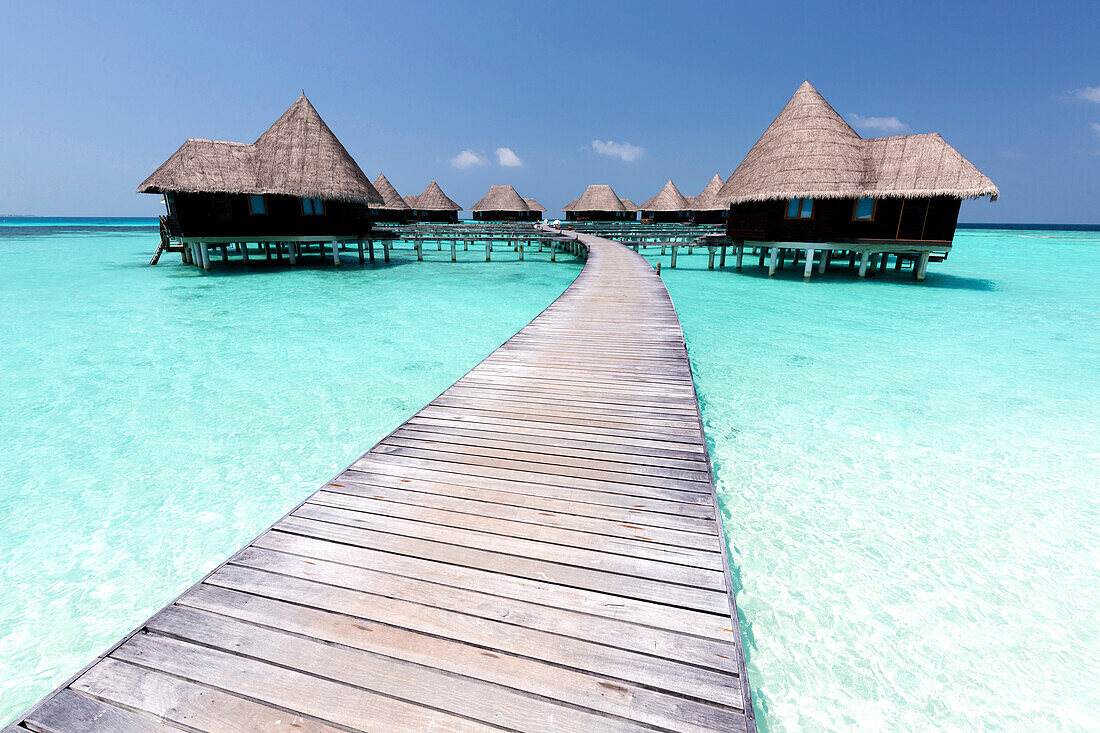 Überwasser-Villen, kristallklares Meer und blauer Himmel, Coco Palm, Dhuni Kolhu, Baa-Atoll, Malediven, Indischer Ozean, Asien