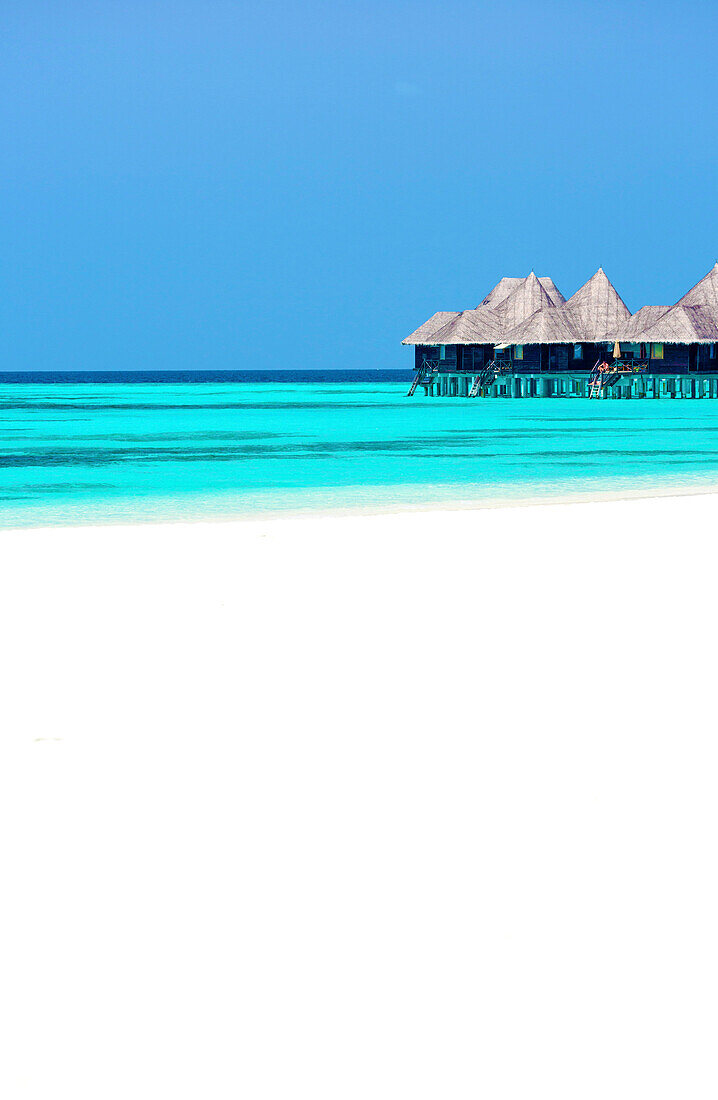Tropischer Strand und Überwasser-Villen, Coco Palm, Dhuni Kolhu, Baa-Atoll, Malediven, Indischer Ozean, Asien
